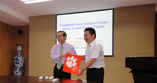 5月24日,美国克莱姆斯大学庄长贤教授应邀作关于边坡稳定性反演的报告 2.jpg 5月24日,美国克莱姆斯大学庄长贤教授应邀作关于边坡稳定性反演的报告 2.jpg