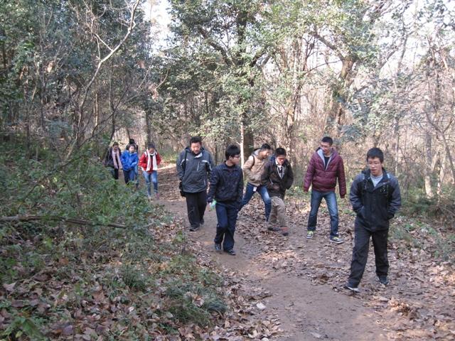 12月23日，施斌教授带领大一学生开展户外地质地貌认知实习 1.jpg