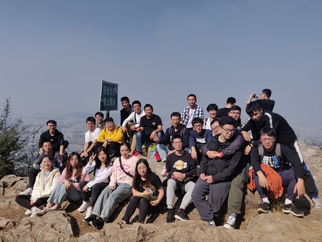 山顶合影.jpg 山顶合影.jpg