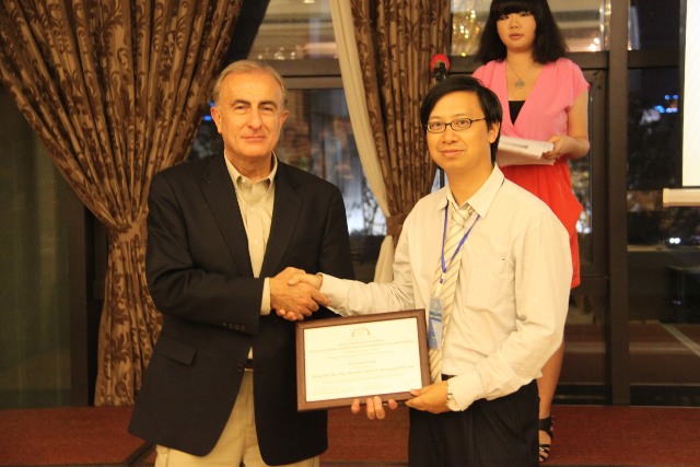10月13日，祝贺4th OSMG-2012多位参会代表获得最佳贡献和最佳论文奖9.jpg