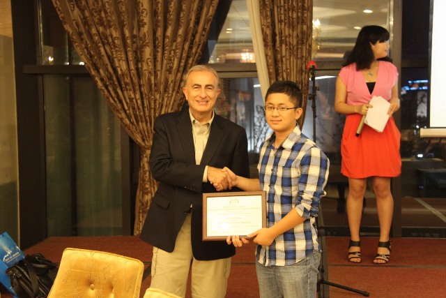 10月13日，祝贺4th OSMG-2012多位参会代表获得最佳贡献和最佳论文奖5.jpg