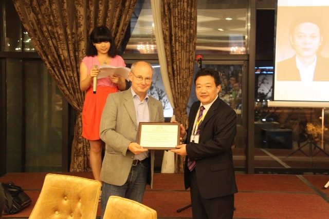 10月13日，祝贺4th OSMG-2012多位参会代表获得最佳贡献和最佳论文奖3.jpg