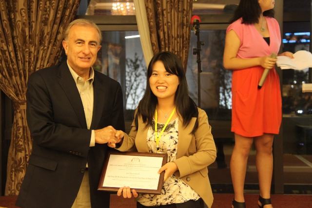 10月13日，祝贺4th OSMG-2012多位参会代表获得最佳贡献和最佳论文奖6.jpg