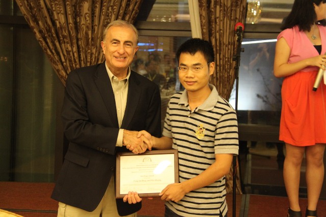 10月13日，祝贺4th OSMG-2012多位参会代表获得最佳贡献和最佳论文奖7.jpg