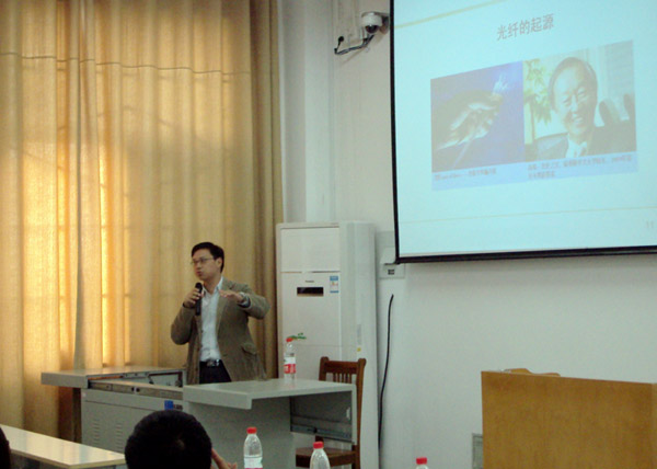 10月21日，朱鸿鹄赴信阳师范学院讲学.jpg