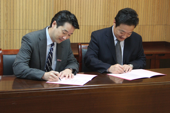 10月15日,剑桥大学Kenichi Soga受聘为南京大学兼职教授 2.jpg 10月15日,剑桥大学Kenichi Soga受聘为南京大学兼职教授 2.jpg